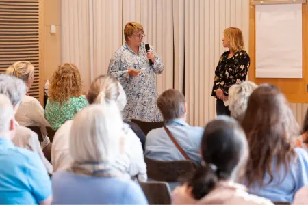 Eva Abrahamsson, oppositionsråd och Therése Mancini, kommunalråd pratade samverkan på scen.